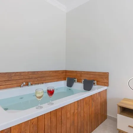 Doga Icinde Havuzlu Lueks Maya