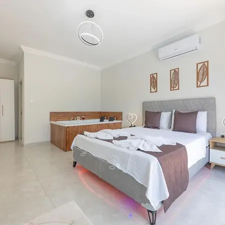 Villa Doga Icinde Havuzlu Lueks Maya Kas