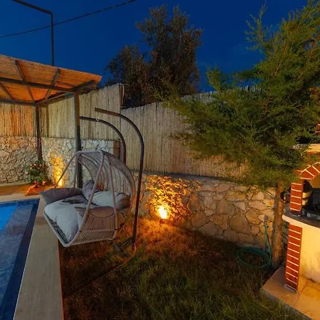 Doga Icinde Havuzlu Lueks Maya Kaş